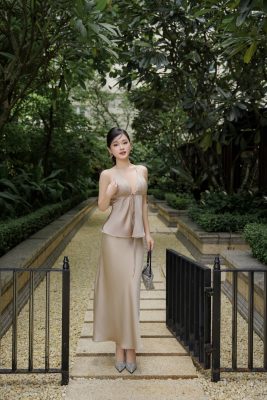 chân váy lụa mặc với gì 