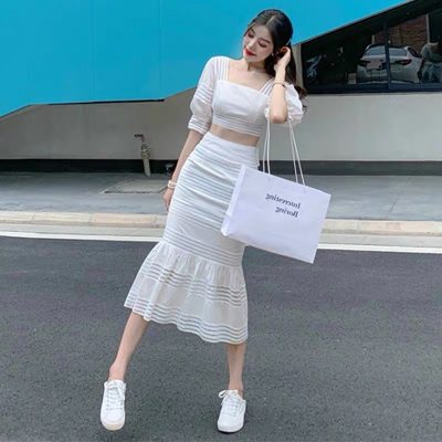 chân váy trắng kết hợp áo gì